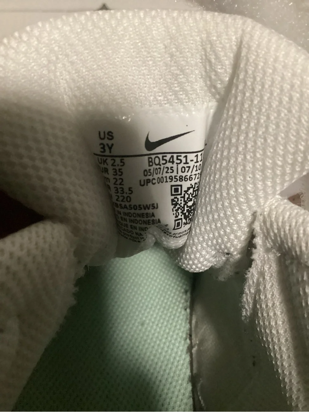 Nike Kids White Sneakers with Metallic Bronze Swoosh size 3Y